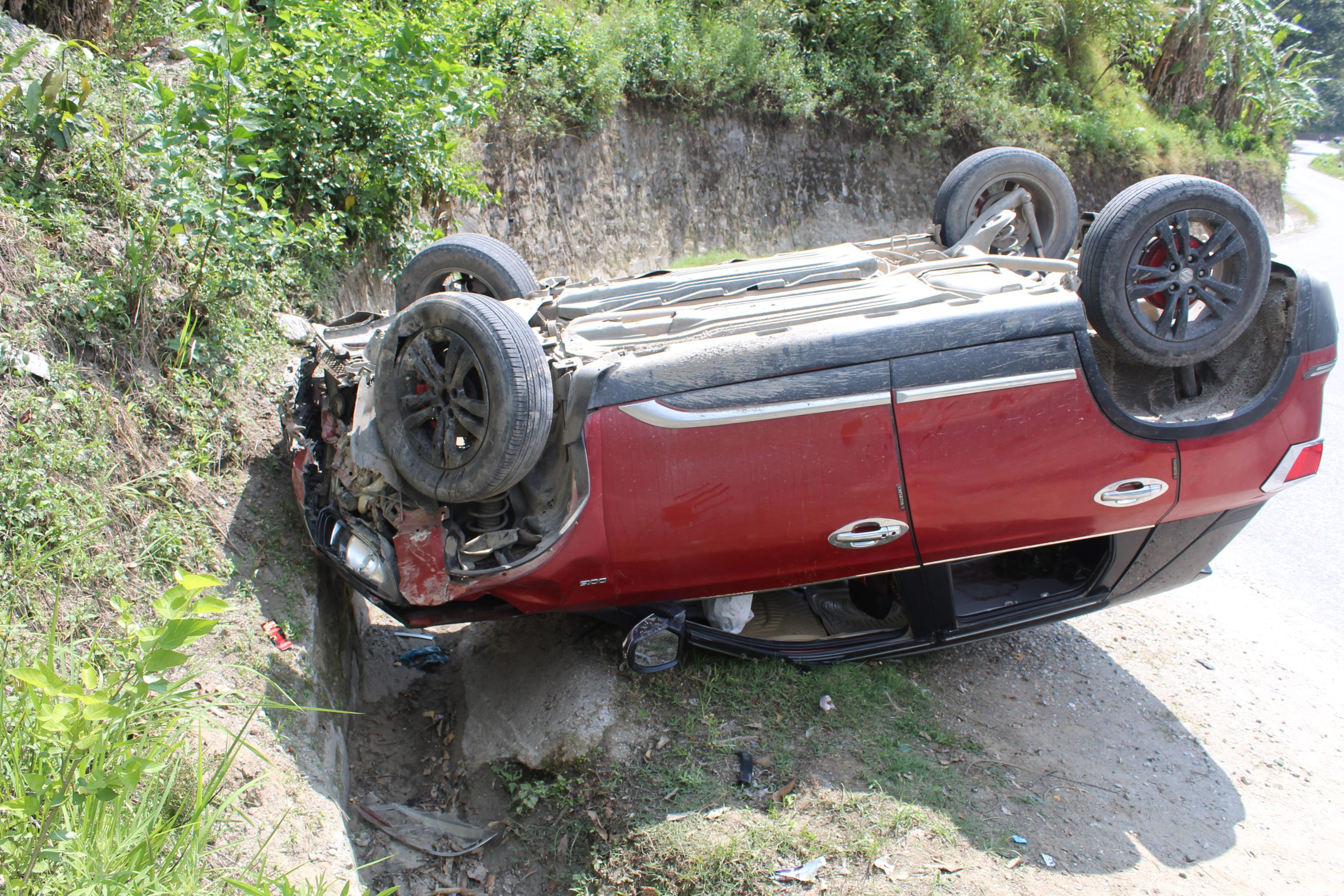 कालिन्चोक दर्शन गरेर फर्किने क्रममा जिरी सडकखण्डमा  कार दुर्घटना, पाँच जना घाइते
